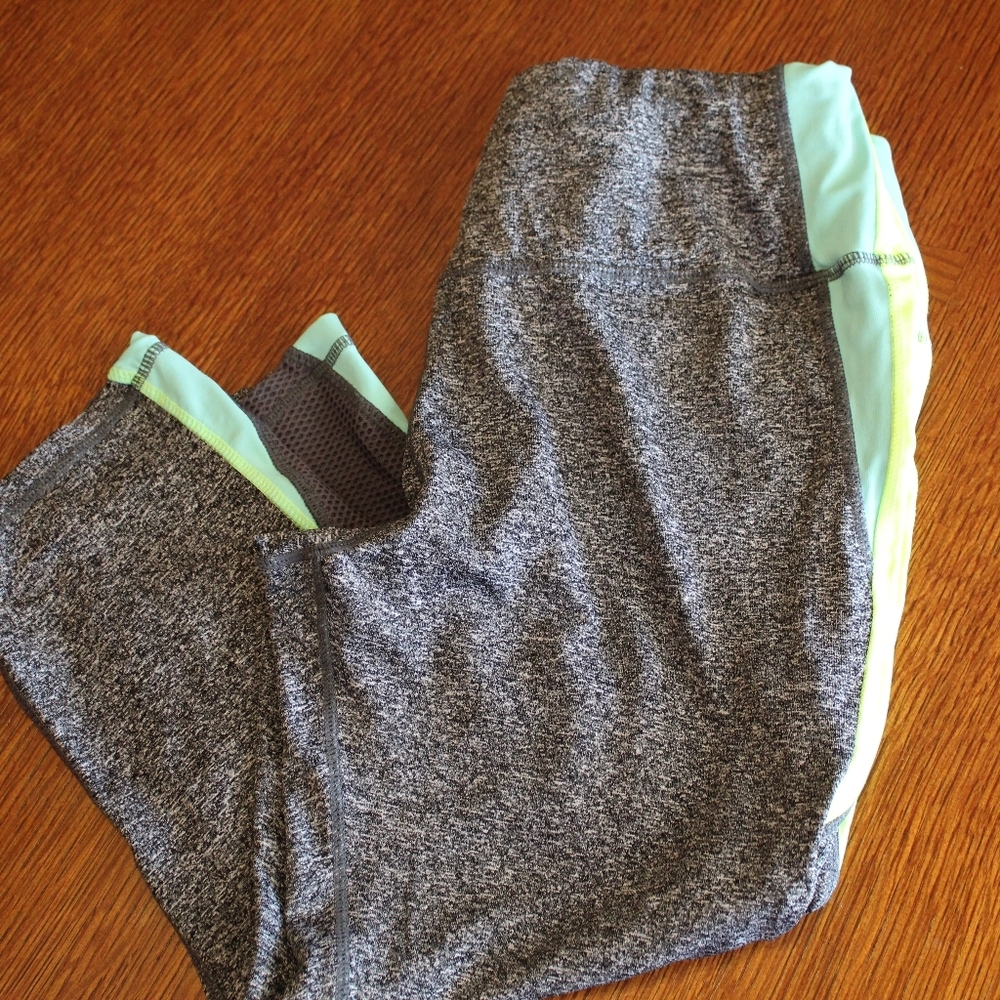 Athletic capri leggings by Wantdo